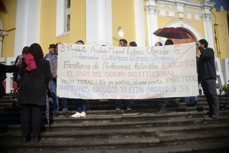 En la Plaza Lerdo, beneficiarios de docentes fallecidos demandaron al Gobierno Estatal y a la SEV el pago del seguro institucional. Hay casos que datan de hace más de 10 años. Posteriormente cerraron la calle Enríquez. Cabe señalar que los seguros institucionales son contratados con aseguradoras, generalmente elegida por institución o sindicato al que se pertenece. 