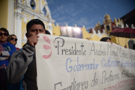 En la Plaza Lerdo, beneficiarios de docentes fallecidos demandaron al Gobierno Estatal y a la SEV el pago del seguro institucional. Hay casos que datan de hace más de 10 años. Posteriormente cerraron la calle Enríquez. Cabe señalar que los seguros institucionales son contratados con aseguradoras, generalmente elegida por institución o sindicato al que se pertenece. 