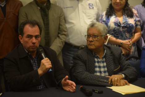 Quien presuntamente encabezará la contienda por la gubernatura por la alianza PRI- PAN- PRD, José Yunes, ofreció conferencia de prensa conjunta con panistas encabezados por Joaquín Guzmán Avilés.