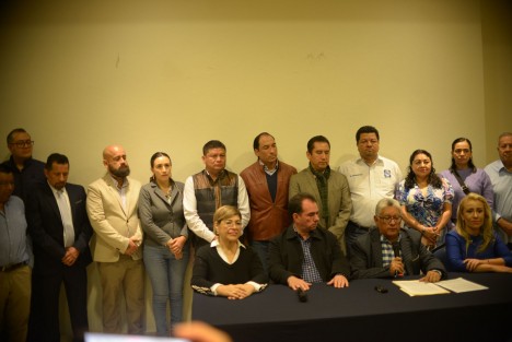 Quien presuntamente encabezará la contienda por la gubernatura por la alianza PRI- PAN- PRD, José Yunes, ofreció conferencia de prensa conjunta con panistas encabezados por Joaquín Guzmán Avilés.