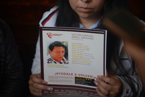 Jéssica Blanco, esposa de Víctor Manuel Adell Sánchez, solicitó al gobernador Cuitláhuac García que presione a las autoridades de Mendoza para que apresuren la búsqueda de los 4 desaparecidos en oficinas de la Dirección de Tránsito.