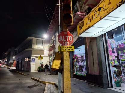 Con la aplicación del 1 x 1 varios semáforos han quedado en desuso  sin ser retirados. Esto es un riesgo latente para los xalapeños, peatones y automovilistas. Asi cuelga uno en la esquina de Xalapeños Ilustres y Landero y Coss.