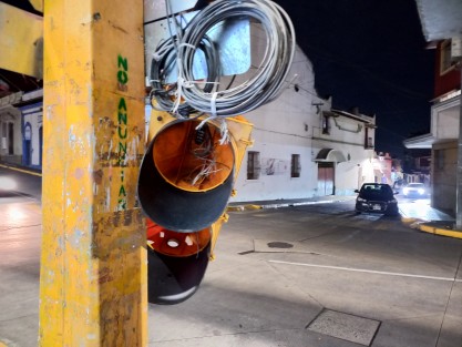 Con la aplicación del 1 x 1 varios semáforos han quedado en desuso  sin ser retirados. Esto es un riesgo latente para los xalapeños, peatones y automovilistas. Asi cuelga uno en la esquina de Xalapeños Ilustres y Landero y Coss.