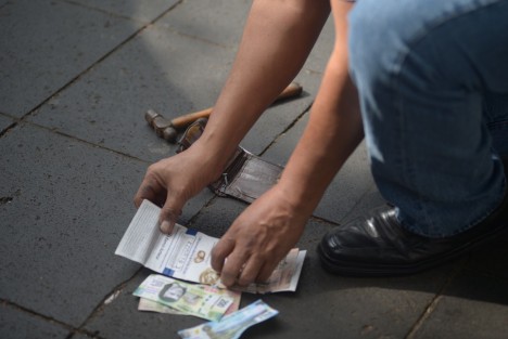 Boleros hacen la tradicional broma de la cartera en el parque Juárez y sobre la avenida Enríquez, a transeúntes en este Día de los Inocentes.