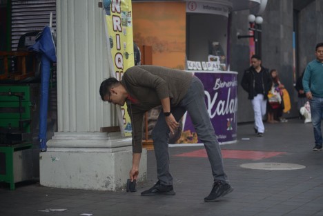 Boleros hacen la tradicional broma de la cartera en el parque Juárez y sobre la avenida Enríquez, a transeúntes en este Día de los Inocentes.