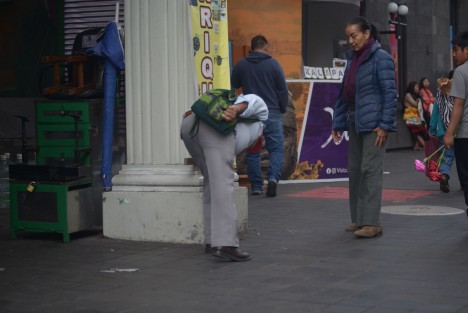 Boleros hacen la tradicional broma de la cartera en el parque Juárez y sobre la avenida Enríquez, a transeúntes en este Día de los Inocentes.