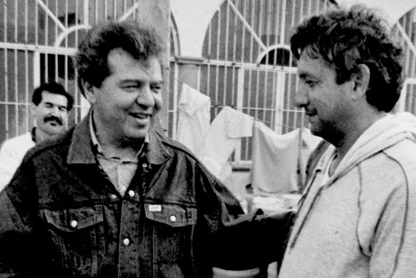 Éxodo por la Democracia documenta la marcha de inconformidad electoral y resistencia civil encabezada por Andrés Manuel López Obrador desde Tabasco hasta la Ciudad de México, de noviembre 1991 a enero 1992, captada por la lente de Alberto Morales García.