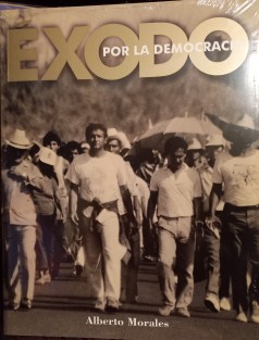 El director de Agencia Multigráfica, el reportero gráfico y caricaturista Alberto Morales, cuenta con un amplio acervo de imágenes de la historia moderna. Un capítulo del mismo es la documentación gráfica del llamado Éxodo por la Democracia, a principios de los 90s, mismo que ha decidido compartir en un libro, bajo el mismo nombre. 
