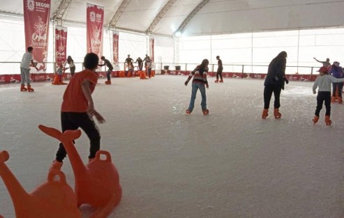 Las pistas de hielo instaladas en las sedes de: Paso del Macho, Medellín de Bravo, Lerdo de Tejada, Isla y San Andrés Tuxtla como parte de las actividades del festival Orgullo Navideño, siguen brindando diversión a la población hasta el próximo 6 de enero. 
