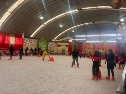 Las pistas de hielo instaladas en las sedes de: Paso del Macho, Medellín de Bravo, Lerdo de Tejada, Isla y San Andrés Tuxtla como parte de las actividades del festival Orgullo Navideño, siguen brindando diversión a la población hasta el próximo 6 de enero. 