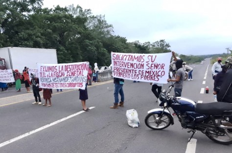 Bloqueo en salida a Játipan, sin salida hacia Acayucan por manifestantes contra la Fiscalía General del Estado. 