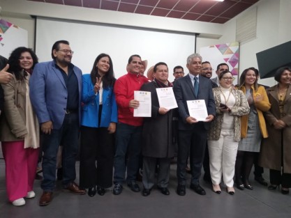 Este sábado, la alianza Fuerza y Corazón por Veracruz se registró ante el OPLE. Los dirigentes del PRI, Adolfo Ramírez Arana; del PAN, Federico Salomón y Sergio Cadena, del PRD, firmaron el documento que formaliza la coalición.