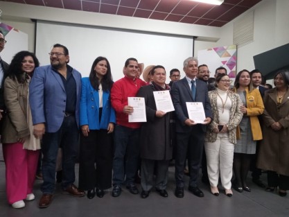 Este sábado, la alianza Fuerza y Corazón por Veracruz se registró ante el OPLE. Los dirigentes del PRI, Adolfo Ramírez Arana; del PAN, Federico Salomón y Sergio Cadena, del PRD, firmaron el documento que formaliza la coalición.