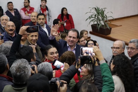 Acompañado de seguidores, José Yunes Zorrilla se registró como pre candidato a la gubernatura por el PRI. 