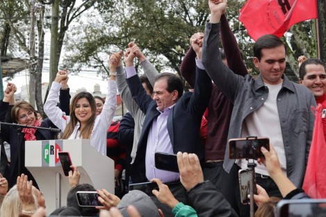 Acompañado de seguidores, José Yunes Zorrilla se registró como pre candidato a la gubernatura por el PRI. 