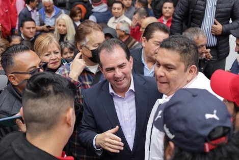 Acompañado de seguidores, José Yunes Zorrilla se registró como pre candidato a la gubernatura por el PRI. 