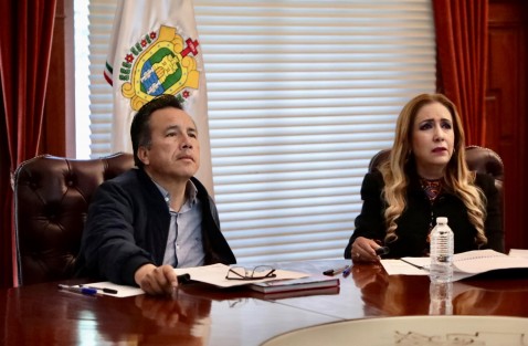 Sin bajar el ritmo de trabajo en las últimas horas de 2023, el Gobernador Cuitláhuac García mantuvo reunión de trabajo con la Directora del DIF Estatal, Rebeca Quintanar Barceló, donde revisaron  proyectos de atención a los sectores más vulnerables en el 2024. 