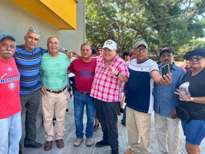 El pre candidato a la Senaduría de Veracruz, Manuel Huerta Ladrón de Guevara aprovechó la ocasión para desear a las familias veracruzanas un gran fin de año y comentó que en 2024 seguirán haciendo historia con la profundización de la transformación del país. 