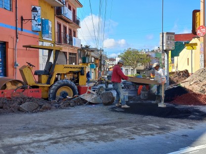 Este domingo 31 de diciembre, trabajadores continúan laborando en la obra de Santos Degollado. ¿Pensarán terminarla? 