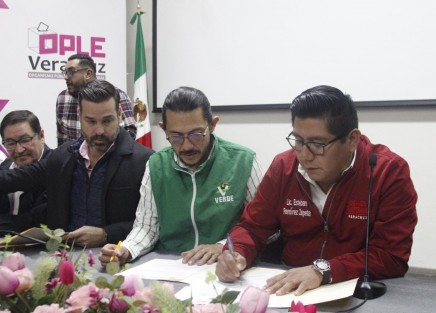 Esteban Ramírez Zepeta, presidente del Comité Ejecutivo Estatal de Morena en Veracruz, junto a sus homólogos del partido Partido Verde, Carlos Marcelo Ruiz Sánchez, del Partido del Trabajo, Vicente Aguilar Aguilar, y del Partido Fuerza X México, Eduardo Vega, quienes conforman la coalición, realizaron el registro ante el OPLE Veracruz del convenio de la coalición Sigamos haciendo historia en Veracruz para la gubernatura del estado.