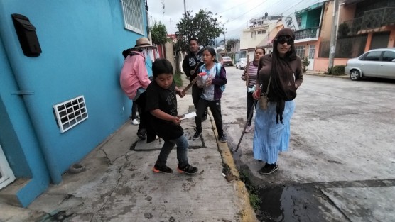 Niños, jóvenes y adultos recorren las calles de Xalapa solicitando una limosna para El Viejo, tradición veracruzana que se mantiene vigente.