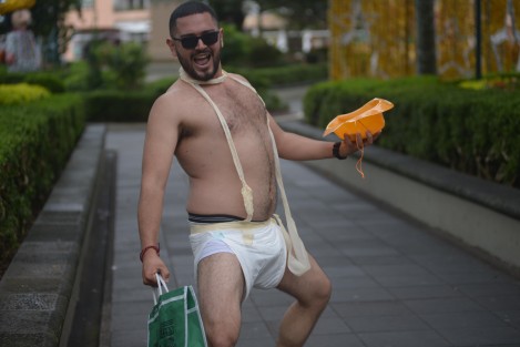 Niños, jóvenes y adultos recorren las calles de Xalapa solicitando una limosna para El Viejo, tradición veracruzana que se mantiene vigente.