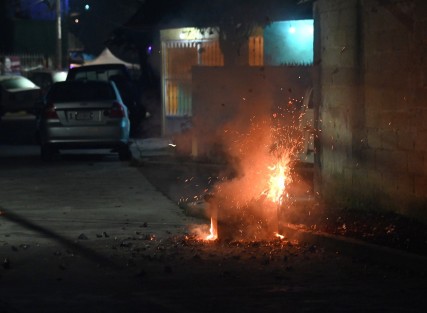 A pesar de la prohibición, este 31 de diciembre, en las colonias de Xalapa hubo la tradicional quema de El Viejo relleno de cohetes y quema de mucha pirotecnia.