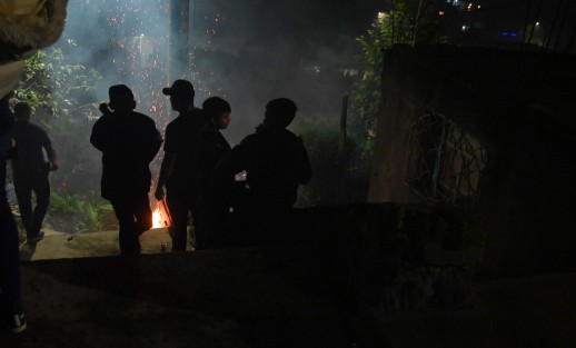 A pesar de la prohibición, este 31 de diciembre, en las colonias de Xalapa hubo la tradicional quema de El Viejo relleno de cohetes y quema de mucha pirotecnia.