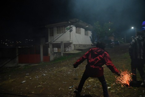 A pesar de la prohibición, este 31 de diciembre, en las colonias de Xalapa hubo la tradicional quema de El Viejo relleno de cohetes y quema de mucha pirotecnia.