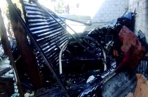 La tarde de este 1 de enero, en la colonia Los Robles de la ciudad de Córdoba, una humilde vivienda fue consumida por el fuego presuntamente tras caerle un cohete sobre el techo de lámina. Aunque la pérdida material fue total, no hubo lesionados.