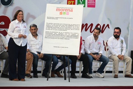 La precandidata de la coalición Sigamos haciendo historia en Veracruz, Rocío Nahle García, arrancó este día su pre campaña a la gubernatura del estado, en el lugar donde ha residido cerca de 40 años y ha desarrollado su vida profesional y política de la mano de MORENA, Coatzacoalcos, Ver..