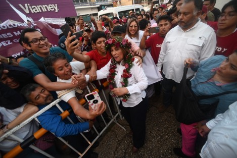 La precandidata de la coalición Sigamos haciendo historia en Veracruz, Rocío Nahle García, arrancó este día su pre campaña a la gubernatura del estado, en el lugar donde ha residido cerca de 40 años y ha desarrollado su vida profesional y política de la mano de MORENA, Coatzacoalcos, Ver..