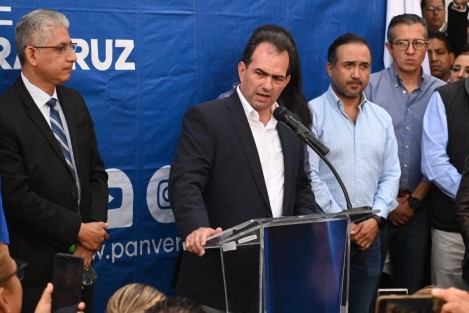 Acompañado de Fernando Yunes, José Yunes Zorrilla llegó al CDE del PAN para registrar su precandidatura a la Gubernatura, cientos de simpatizantes del PRI y PAN apoyaron con banderas a el candidato.