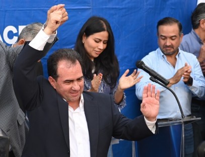 Acompañado de Fernando Yunes, José Yunes Zorrilla llegó al CDE del PAN para registrar su precandidatura a la Gubernatura, cientos de simpatizantes del PRI y PAN apoyaron con banderas a el candidato.