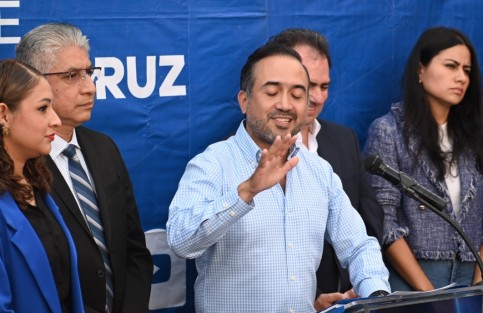 Acompañado de Fernando Yunes, José Yunes Zorrilla llegó al CDE del PAN para registrar su precandidatura a la Gubernatura, cientos de simpatizantes del PRI y PAN apoyaron con banderas a el candidato.