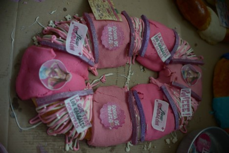 Cada vez más ajenas a la tradición que dio origen a las Roscas de Reyes, reposterías no pierden la oportunidad de dar rienda suelta a su imaginación con roscas de personajes modernos  como influencers y populares de la actualidad. 