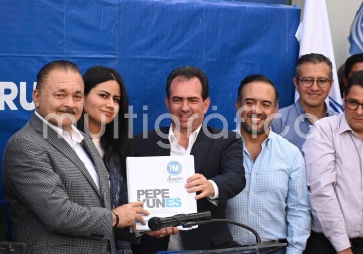  El precandidato al Gobierno del Estado, José Francisco Yunes Zorrilla, se registró oficialmente como precandidato en el Comité Ejecutivo Estatal del Partido Acción Nacional (PAN).