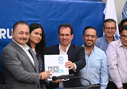  El precandidato al Gobierno del Estado, José Francisco Yunes Zorrilla, se registró oficialmente como precandidato en el Comité Ejecutivo Estatal del Partido Acción Nacional (PAN).