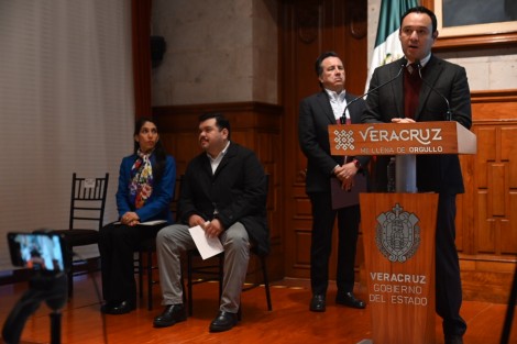 El gobernador Cuitláhuac García Jiménez y el secretario de Finanzas y Planeación, José Luis Lima Franco, anunciaron que el Gobierno de Veracruz ofrece, para el pago de derechos vehiculares, un descuento del 10% en enero y 5% en febrero; además de la condonación del Impuesto Estatal sobre la Tenencia y Uso de Vehículos 2024. 