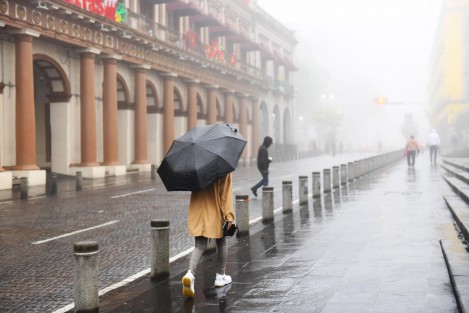 Ante la presencia del Frente Frío Número 22 y el ingreso del 23, es necesario que la población extreme precauciones para prevenir enfermedades respiratorias e incidentes asociados al descenso de temperatura, rachas de viento y lloviznas, afirmó el director de Protección Civil, Luis Sardiña Salgado.