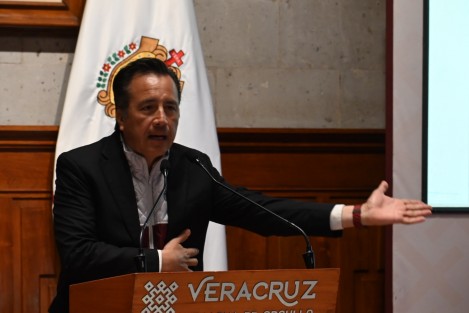 El Gobernador Cuitláhuac García dijo que es un bien público abierto a todos, y por ello todos los candidatos podrán presentarse en el mismo. Esto luego de ser cuestionado por los medios, sobre loa transmisión que se hizo del inicio de precampaña de Rocío Nahle.