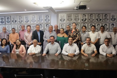 El precandidato a la gubernatura por la Coalición Con fuerza y corazón por Veracruz, José Francisco Yunes Zorrilla, se reunió con empresarios de la Cámara Nacional de Comercio (CANACO) Servytur en el Puerto.