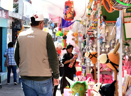 Con el propósito de que las compras por el Día de Reyes se realicen con orden y sin incidentes, personal de la Dirección de Desarrollo Económico de Xalapa, lleva a cabo un operativo de supervisión en las inmediaciones de los mercados, zonas comerciales y calles como Francisco Javier Clavijero, informó el titular de la dependencia, Jesús Lozano Grajales.