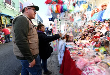 El funcionario manifestó que la vigilancia se mantendrá hasta mañana, pues el acuerdo es que el 7 de enero se retiren los puestos semifijos instalados en las zonas aledañas a los mercados y áreas como Los Sauces y la colonia Revolución.