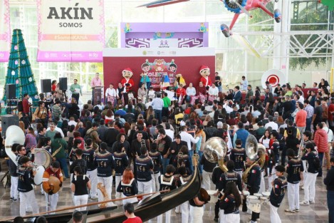 Además de partir la tradicional rosca de Reyes, las y los asistentes celebraron que por sexta ocasión se superara la meta, ambientados por la Marching Band Panteras del COBAEV y el grupo Rizoma. 