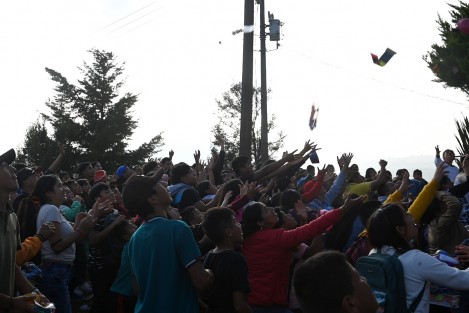 El momento más esperado por los niños llega en el segundo recorrido, donde los padres y familiares de los infantes dan los juguetes a todos los asistentes.