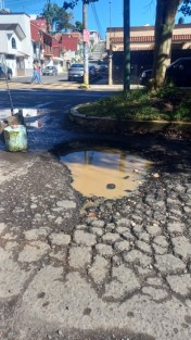 Vecinos de las calles Acueducto y prolongación de Acueducto se organizaron para realizar el bacheo de la calle con recursos propios, en la esquina con Obras Publicas, ya que el problema que data desde hace 6 años, no ha sido atendido por autoridades municipales. 