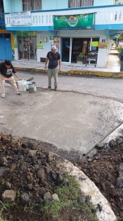 Vecinos de las calles Acueducto y prolongación de Acueducto se organizaron para realizar el bacheo de la calle con recursos propios, en la esquina con Obras Publicas, ya que el problema que data desde hace 6 años, no ha sido atendido por autoridades municipales. 