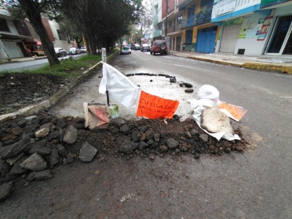 Vecinos de las calles Acueducto y prolongación de Acueducto se organizaron para realizar el bacheo de la calle con recursos propios, en la esquina con Obras Publicas, ya que el problema que data desde hace 6 años, no ha sido atendido por autoridades municipales.  