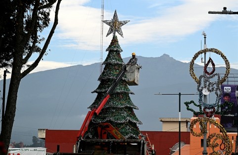 Al igual que en muchos hogares, en el centro de la ciudad de Xalapa se retira la decoración navideña. 